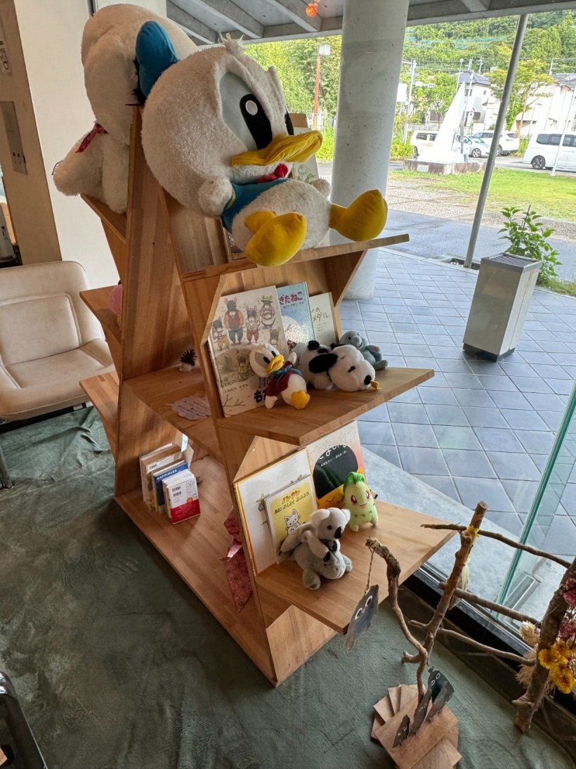 ぬいぐるみと本が乗った手作り本棚